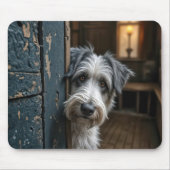 Terrier gluren rond een oude deur muismat (Voorkant)