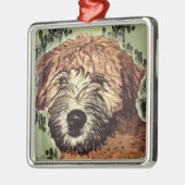 Terrierpuppup met zachte bekleding op wieltjes met metalen ornament (Links)