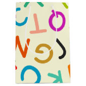 Terug naar school brieven op een gele achtergrond medium cadeauzakje (Voorkant)