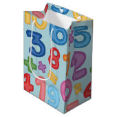 Terug naar school nummers op een lichtblauwe achte medium cadeauzakje (Voorkant Gekanteld)