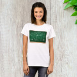 Terug naar School Science schoolbordonderwijs T-shirt<br><div class="desc">Show je liefde voor wetenschap en leren uit met dit "Back to School Science" vrouwen T-shirt. Met een krijtbord-stijl ontwerp gevuld met leuke wetenschappelijke illustraties zoals planeten, bekers, DNA en microscopen, is het perfect voor leraren, studenten en wetenschapsliefhebbers. Comfortabel en leerzaam, dit t-shirt is ideaal voor de klas draag, STEM-evenementen,...</div>
