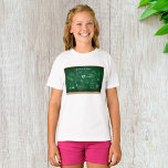 Terug naar School Science schoolbordonderwijs T-shirt<br><div class="desc">Inspireer jonge geesten met dit T-shirt voor meisjes van "Back to School Science". Met een speels krijtbord-stijl ontwerp gevuld met wetenschappelijke doodles zoals planeten, bekers en DNA-strengen, is het perfect voor beginnende wetenschappers, studenten en plezier in de klas. Zacht, comfortabel en leerzaam, dit t-shirt is geweldig voor schooldagen, wetenschapsbeurzen of...</div>