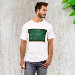 Terug naar School Science schoolbordonderwijs T-shirt<br><div class="desc">Vier nieuwsgierigheid en kennis met dit "Back to School Science" mannen T-shirt. De krijtbord-geïnspireerde grafiek bevat tekeningen met een wetenschapsthema van laboratoriumhulpmiddelen, atomen, planeten en meer - waardoor het geweldig is voor wetenschapsdocenten, studenten en STEM-fans. Een leuk en creatief shirt dat perfect is voor het schoolseizoen of voor elke dag...</div>