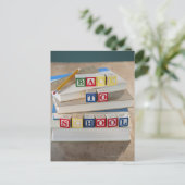 Terug naar schoolbouwstenen op gestapelde boeken briefkaart (Staand voorkant)