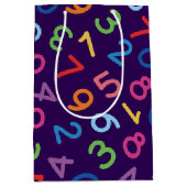 Terug naar schoolcijfers op paarse achtergrond medium cadeauzakje (Voorkant)