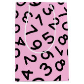 Terug naar schoolcijfers op roze achtergrond medium cadeauzakje (Voorkant)