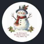 Terugkeeradres van Christmas Snowman Ronde Sticker<br><div class="desc">Voeg deze Christmas Snowman Return Address Classic Round Sticker toe aan uw Holiday Christmas Mailings. Deze leuke, feestelijke Stickers zijn ontworpen met een Jolly Snowman, jurkje in een zwart Pet en rode sjaal en accenten van groene en rode Holly Branches op een witte achtergrond. De tekst bevat: uw familienaam en...</div>