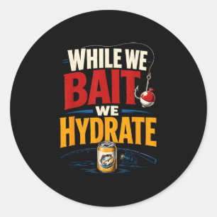 Terwijl aas hydrate grappige vissen bier visser ronde sticker