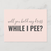 Terwijl ik grappig plas ben mijn bruidsmeisje roze uitnodiging briefkaart (Voorkant)