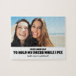 Terwijl ik plas - Grappig bruidsmeisje voorstel Fo Legpuzzel<br><div class="desc">Twee vrienden foto grappige bruidsmeisje of meid van eer voorstel puzzel puzzels "Ik heb je hulp nodig om mijn jurk vast te houden terwijl ik plas. Word jij mijn bruidsmeisje?"</div>