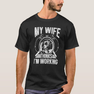 Terwijl mijn vrouw denkt dat ik aan het werk ben V T-shirt