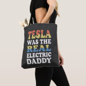 Tesla Was De Echte Elektrische Papa Grappige EV-fa Tote Bag (Dichtbij)