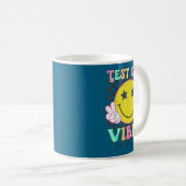 Test Day Vibes You Got This Retro Groovy Testing D Koffiemok (Voorkant rechts)