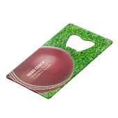 Test Match Red Cricket Ball met aangepaste tekst Creditkaart Flessenopener (Voorkant Gekanteld)