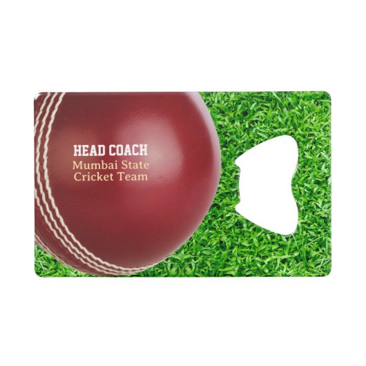 Test Match Red Cricket Ball met aangepaste tekst Creditkaart Flessenopener (Voorkant (Horizontaal))
