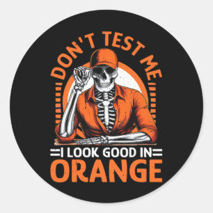 Test me niet, ik zie er goed uit in Sinaasappel Ronde Sticker
