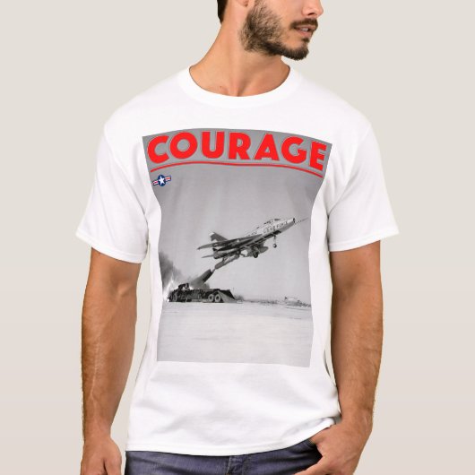 TEST PILOT COURAGE - F-100D Super Saber T-shirt (Voorkant)