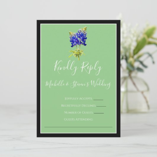 Texas Bluebonnets op Sage, Spring RSVP Kaart (Staand voorkant)