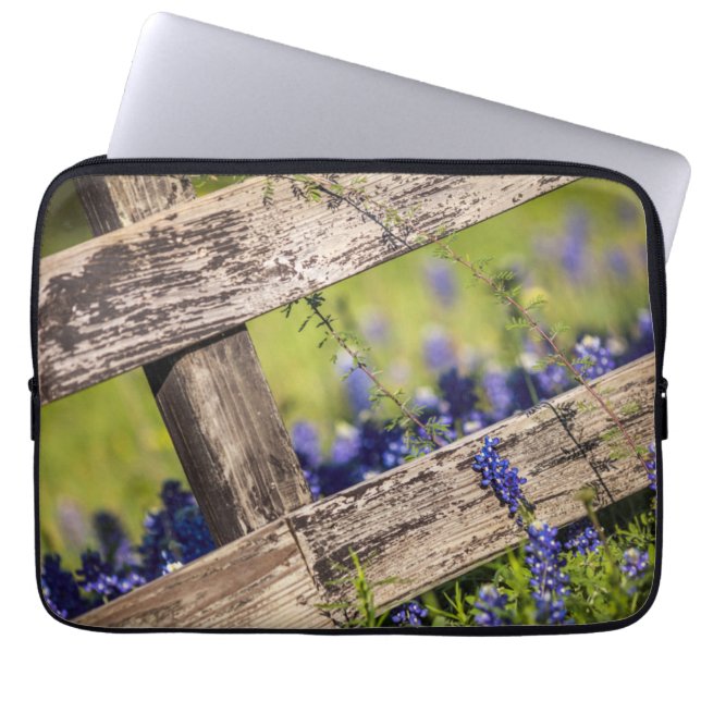 Texas Bluebonnets rond een landhek Laptop Sleeve (Voorkant)