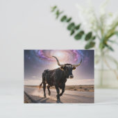 Texas Longhorn on the Highway Briefkaart (Staand voorkant)