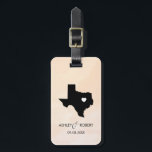 Texas Map Wedding Bagagelabel, Custom Gift Bagagelabel<br><div class="desc">Deze staatsbagagelabels maken de perfecte trouwcadeautjes labels of welkome tas labels. Stropdas het aan je cadeau in plaats van een typisch label voor papieren cadeaus, en ze kunnen het nog maanden en jaren gebruiken. Labels hebben een perzikabrikozenachtergrond. Om het hart bij de trouwplaats te plaatsen, gebruik de "pas verder"optie aan....</div>