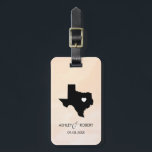 Texas Map Wedding Bagagelabel, Custom Gift Bagagelabel<br><div class="desc">Deze staatsbagagelabels maken de perfecte trouwcadeautjes labels of welkome tas labels. Stropdas het aan je cadeau in plaats van een typisch label voor papieren cadeaus, en ze kunnen het nog maanden en jaren gebruiken. Labels hebben een perzikabrikozenachtergrond. Om het hart bij de trouwplaats te plaatsen, gebruik de "pas verder"optie aan....</div>