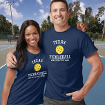 Texas Pickleball Add Club, partnernaam aangepast T-shirt<br><div class="desc">Show van je liefde voor Texas pickleball met dit geweldige pickleball shirt voor clubs, teams, partners of alledaagse rechtbank draag. Voeg gewoon uw 3 regels aangepaste tekst toe om een uniek pickleball-shirt te maken. Ideaal voor toernooien, overeenkomende shirten van clubs of om te geven aan de mannen/vrouwen of gemengde partners....</div>