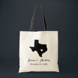 Texas Wedding Welkom Tote Bag<br><div class="desc">Welkom uit de stadsuittrouwgasten met een tas vol snacks en een persoonlijke behandeling met de staat waar je gaat trouwen, de bruid- en bruinnamen en de trouwdatum. Klik op Aanpassen om het hart te verplaatsen naar elke stad of locatie op de staatskaart. Gebruik de ontwerphulpmiddelen om de monogram tekstdoopvonten en...</div>