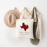 Texas Wedding Welkom Tote Bag<br><div class="desc">Welkom uit de stadsuittrouwgasten met een tas vol snacks en een persoonlijke behandeling met de staat waar je gaat trouwen, de bruid- en bruinnamen en de trouwdatum. Klik op Aanpassen om het hart te verplaatsen naar elke stad of locatie op de staatskaart. Gebruik de ontwerphulpmiddelen om de monogram tekstdoopvonten en...</div>