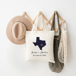 Texas Wedding Welkom Tote Bag<br><div class="desc">Welkom uit de stadsuittrouwgasten met een tas vol snacks en een persoonlijke behandeling met de staat waar je gaat trouwen, de bruid- en bruinnamen en de trouwdatum. Klik op Aanpassen om het hart te verplaatsen naar elke stad of locatie op de staatskaart. Gebruik de ontwerphulpmiddelen om de monogram tekstdoopvonten en...</div>