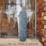 Textielkorrels Persoonlijk Skateboard<br><div class="desc">Deze gedigitaliseerde afbeelding is een abstract ontwerp,  in een geweven,  textielpatroon,  in gemengde kleuren van blauw-grijs,  en zwart-die lijkt op,  denim stof.</div>