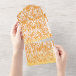 Textielpatroon met een levendig oranje en goud all in one uitnodiging