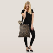 textuur van ruw leer tote bag (Op model)