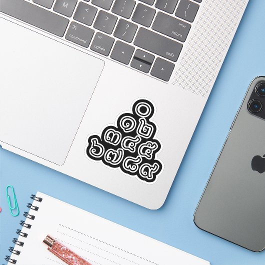 Thai Nummers piramid ♦ Thai Taalscript ♦ Sticker (Laptop met iPhone)