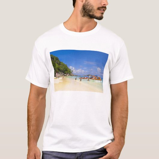 Thailand, Andaman Zee. Passagiers aan land op T-shirt (Voorkant)