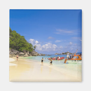 Thailand, Andamanzee. Passagiers aan land bij Magneet