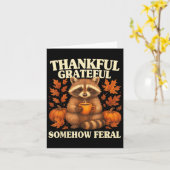 Thankful Grateful Somehow Feral Funny Raccoon Autu Kaart (Gele Bloem)