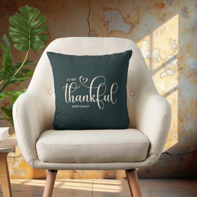 Thankful Personalized Family Name Dark Green Kussen (Creator heeft geüpload)