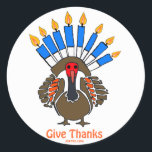 Thanksanukkah Thanksgivukkah kalkoen menorah cadea Ronde Sticker<br><div class="desc">DEZE KALKOEN MENORAH IS EEN UNIEK ONTWERP OP EEN VERSCHEIDENHEID VAN CHANOEKA HANOEKAH GESCHENKEN VOOR THANKSGIVUKKAH 2013. DRAAG EEN THANKSANUKKAH SHIRT EN GEEF DE GASTVROUW EEN SPECIAAL SCHORT OM SHOW TE ONTLASTEN VAN HAAR AMERIKAANSE JOODSE TROTS.</div>