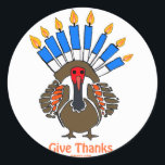 Thanksanukkah Thanksgivukkah kalkoen menorah cadea Ronde Sticker<br><div class="desc">DEZE KALKOEN MENORAH IS EEN UNIEK ONTWERP OP EEN VERSCHEIDENHEID VAN CHANOEKA HANOEKAH GESCHENKEN VOOR THANKSGIVUKKAH 2013. DRAAG EEN THANKSANUKKAH SHIRT EN GEEF DE GASTVROUW EEN SPECIAAL SCHORT OM SHOW TE ONTLASTEN VAN HAAR AMERIKAANSE JOODSE TROTS.</div>