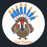 Thanksanukkah Thanksgivukkah kalkoen menorah cadea Ronde Sticker<br><div class="desc">DEZE KALKOEN MENORAH IS EEN UNIEK ONTWERP OP EEN VERSCHEIDENHEID VAN CHANOEKA HANOEKAH GESCHENKEN VOOR THANKSGIVUKKAH 2013. DRAAG EEN THANKSANUKKAH SHIRT EN GEEF DE GASTVROUW EEN SPECIAAL SCHORT OM SHOW TE ONTLASTEN VAN HAAR AMERIKAANSE JOODSE TROTS.</div>