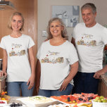 Thanksgiving Crew | Schattigee gezinshereniging T-shirt<br><div class="desc">Pas deze schattige herfst t-shirts aan met je achternaam voor een familiereünie of diner bij het verzamelen van deze Thanksgiving. Perfect voor familiefoto's, reüniefeesten, roadtrips en meer. Dit collectie is ideaal voor oogstgeinspireerde Thanksgiving evenementen en inrichting. Verzamel je familie (biologisch of anderszins) rond de tafel om de oogst van dit...</div>