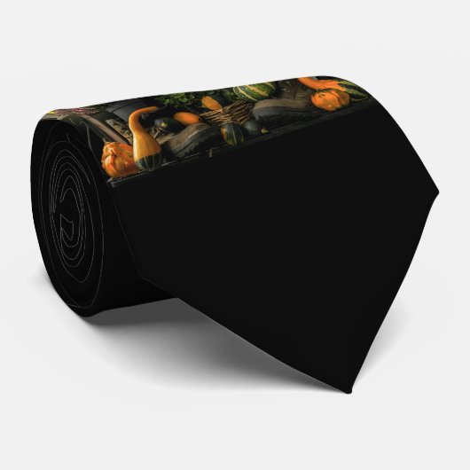 Thanksgiving dag scène met bank en Herfst oogsten Stropdas (Opgerold)