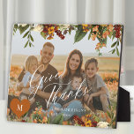 Thanksgiving Geef bedankt Familiefoto Modern Fotoplaat<br><div class="desc">Creëer uw eigen aangepaste familie foto Thanksgiving gepersonaliseerde herfst herfst bloemige botanische decoratieve keepsake plaque met uw familienaam,  hart monogram initiaal en tekst.             Eenvoudig te personaliseren met je eigen afbeelding en naam. Het kan een leuk attent souvenir cadeau zijn voor een gezin op Thanksgiving of familiejubileum, </div>