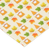 Thanksgiving Gnome en herfstbladeren op Beige Korte Tafelloper (Hoek)