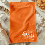 Thanksgiving is het Sinaasappel van het Manuscript Theedoek<br><div class="desc">Verhoog uw keukeninrichting met onze Be Thankful Script Harvest Oranje keukenhanddoek. Dit charmante keukenaccessoire voegt niet alleen een pop van herfstgeïnspireerde kleur toe, maar herinnert u er ook aan om de zegeningen van het leven te waarderen. Het stijlvolle scriptontwerp brengt een vleugje verfijning in uw keuken, waardoor het perfect is...</div>