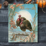 Thanksgiving kalkoenen onder een volle maan Briefkaart<br><div class="desc">Een charmante illustratie van het  wenskaart van de Thanksgiving met twee pompkalkoenen die zijn aangebracht op een boomtak omringd door herfstbladeren,  haystacks en heldere volle maan met Thanksgiving Day-tekst in  goudletters. De rug kenmerkt complementaire grafiek en editable tekstgebieden.</div>