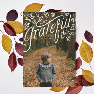 Thanksgiving met de hand geletterd dankbaar blad f feestdagenkaart