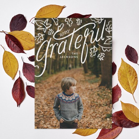 Thanksgiving met de hand geletterd dankbaar blad f feestdagenkaart