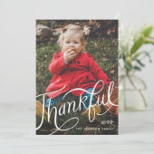 Thanksgiving met de hand geletterde dankbare foto feestdagenkaart (Staand voorkant)